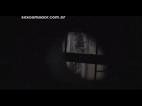 ❤️ Lourinho é filmado secretamente por um voyeur de bairro escondido atrás de tijolos ocos Porno doméstico em nós ❌️